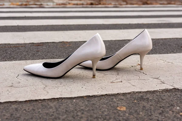 Gros Plan Quelques Talons Blancs Sur Une Rue — Photo