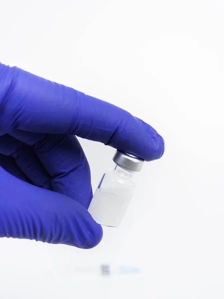 Zbliżenie Niebieskiej Rękawiczki Trzymającej Fiolkę Szczepionką Odbiór Koncepcja Medyczna — Zdjęcie stockowe
