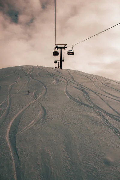 Tiro Vertical Teleféricos Nas Montanhas Com Vestígios Céus Neve — Fotografia de Stock