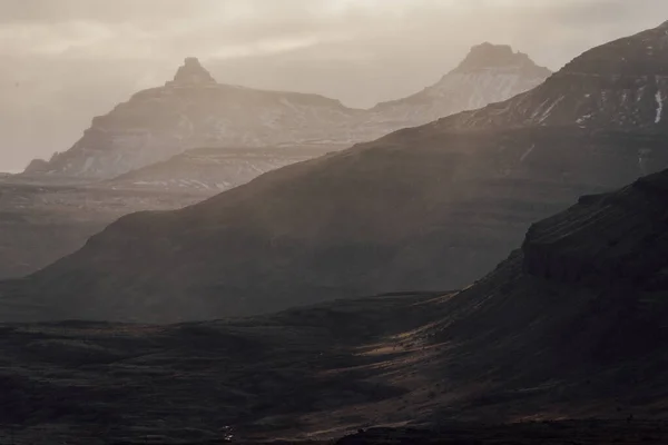 Een Landschap Van Rotsachtige Heuvels Onder Het Zonlicht Een Bewolkte — Stockfoto
