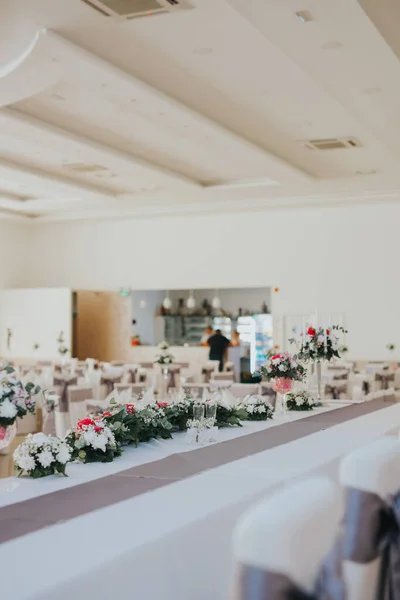 Een Closeup Van Een Witte Bloemen Bruiloft Decoratie — Stockfoto