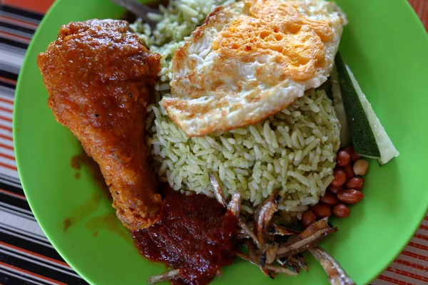 Tembakan Jarak Dekat Dari Kaki Ayam Nasi Dan Telur — Stok Foto