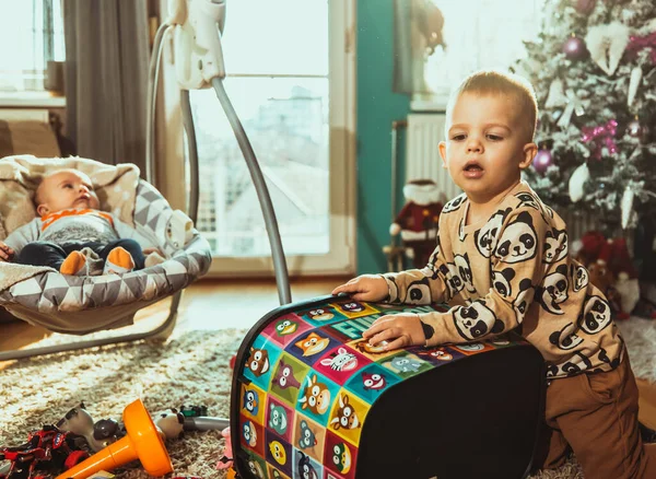 Uma Criança Adorável Com Uma Camisa Panda Brincando Com Brinquedos — Fotografia de Stock