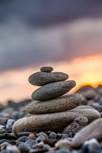 Вертикальний Знімок Складених Галькових Каменів Пляжі — стокове фото