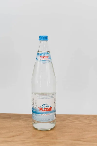 Inverigo Italia 2021 Botella Vidrio Agua Natural Sobre Fondo Madera — Foto de Stock