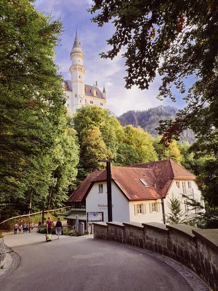 Pionowe Ujęcie Restauracji Dnie Zamku Neuschwanstein Schwangau Niemcy — Zdjęcie stockowe