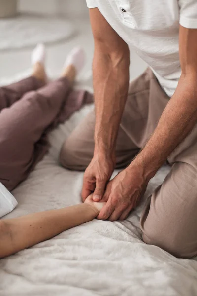 Massagista Caucasiano Meia Idade Uma Mulher Fazendo Exercícios Massagem Manual — Fotografia de Stock