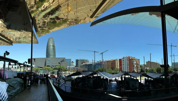 バルセロナ スペイン 6月01 2019 メルカット エンセンツ ヴェルス フリーマーケット に改装されました2013ミラーキャノピー 栄光の広場の近くに位置しています — ストック写真