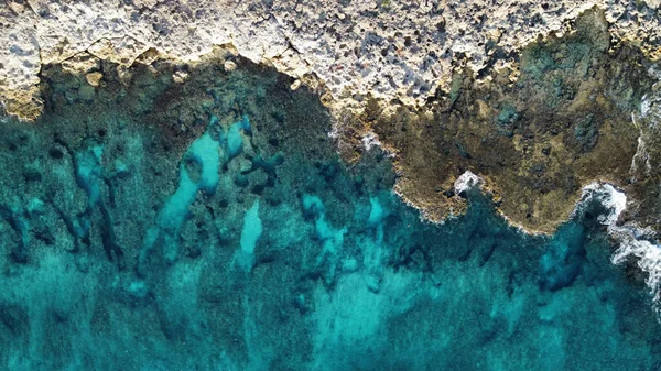 Una Vista Aerea Scogliere Vicino Mare Blu — Foto Stock