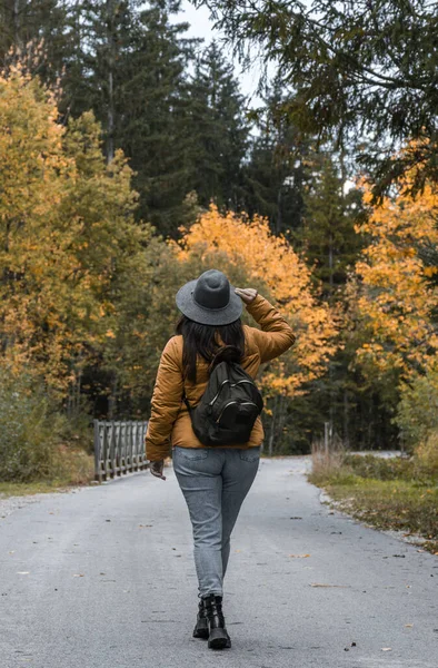 Hırvatistan Sonbahar Parkında Gri Şapkalı Sırt Çantalı Beyaz Bir Kadın — Stok fotoğraf