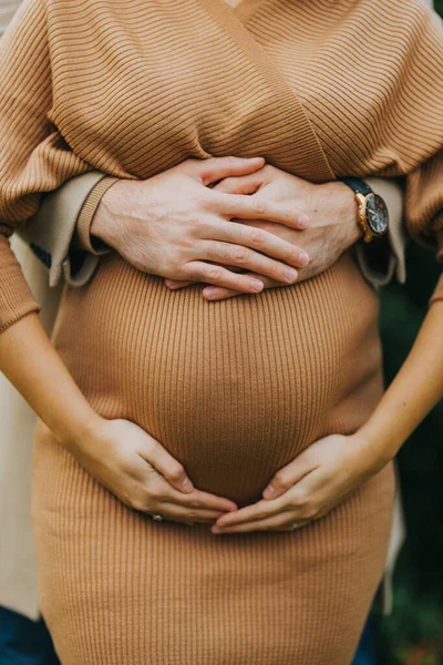 Colpo Verticale Una Donna Incinta Con Uomo Che Tiene Pancia — Foto Stock