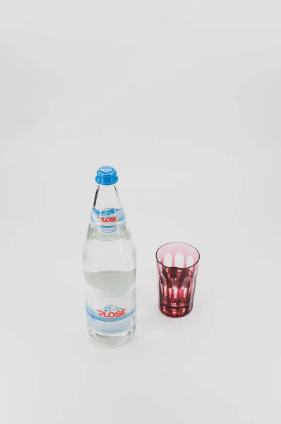 Inverigo Italy Dec 2021 Стеклянная Бутылка Стекло Воды Белом Фоне — стоковое фото