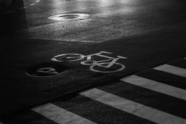 Een Grijswaarden Opname Van Een Fiets Bord Het Asfalt — Stockfoto