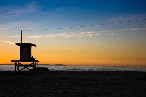 Denizin Üzerinde Altın Bir Günbatımının Güzel Bir Manzarası — Stok fotoğraf