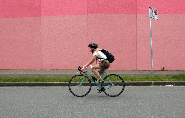 Vancouver Canada Aug 2021 Ung Kvinna Cyklar Vancouver British Columbia — Stockfoto