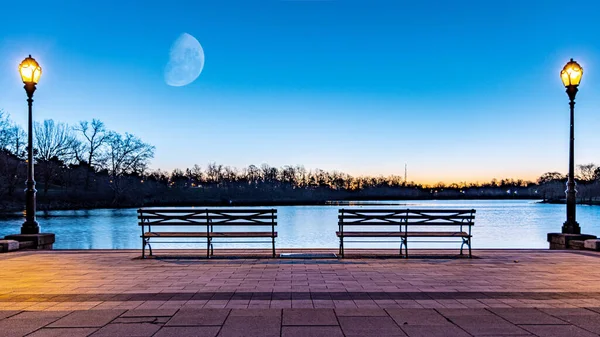 Romantic Shot Two Benches Lake Evening Moon — Stock Photo, Image