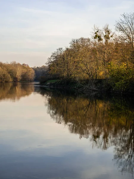 Yaprak Döken Ağaçları Yansıtan Küçük Bir Nehrin Güzel Bir Görüntüsü — Stok fotoğraf