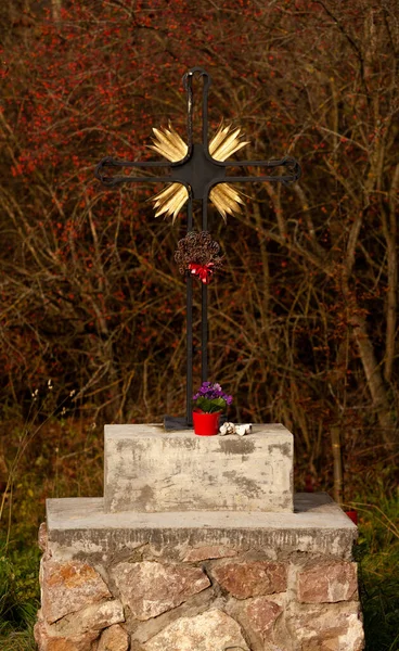 Plan Vertical Une Croix Avec Des Fleurs Contre Des Arbres — Photo