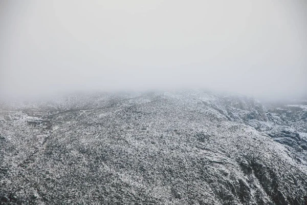 Ośnieżona Góra Mglisty Poranek — Zdjęcie stockowe