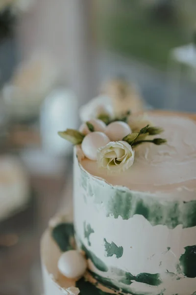複数層のイベントケーキの垂直ショット — ストック写真