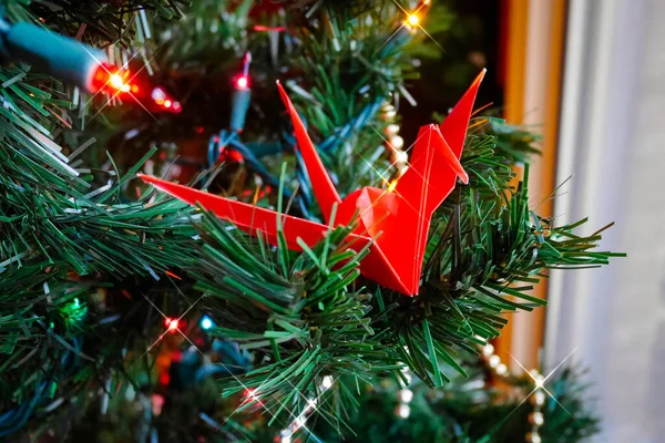 Una Decoración Pájaro Origami Papel Rojo Una Extremidad Árbol Navidad — Foto de Stock