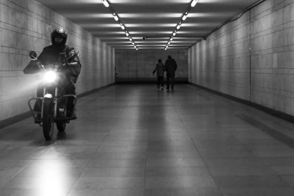 Uma Foto Escala Cinza Uma Pessoa Andando Bicicleta Subsolo — Fotografia de Stock