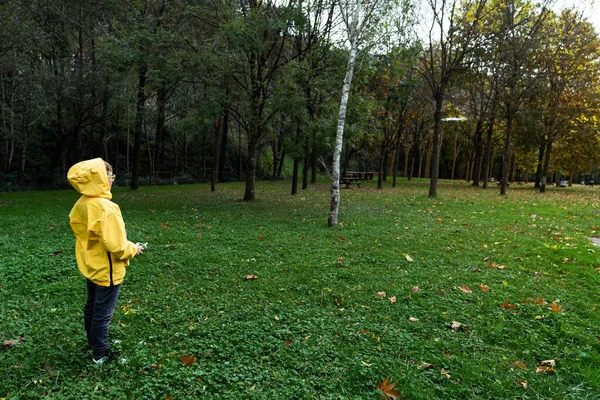 Una Vista Trasera Niño Caucásico Con Abrigo Amarillo Volando Dron —  Fotos de Stock