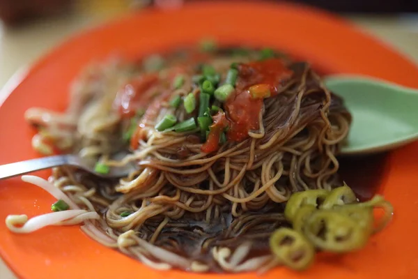 Primo Piano Tagliatelle Asiatiche Con Salsa Piccante — Foto Stock