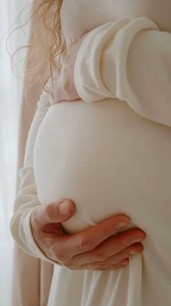 Koca Göbekli Hamile Kadın Annelik Sağlık Bebek Bakımı Için Ideal — Stok fotoğraf