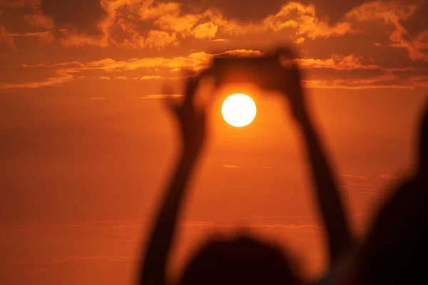 Gün Batımında Güneşin Fotoğrafını Çeken Bir Kişinin Bulanık Görüntüsü — Stok fotoğraf