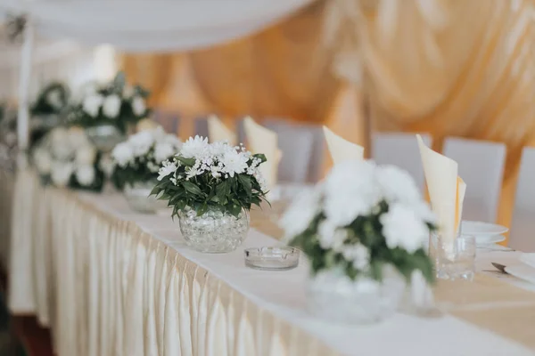 Closeup White Floral Wedding Decoration — стоковое фото