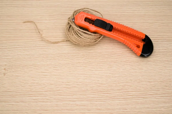 Dekorschnur Und Orangefarbener Cutter Auf Einer Hölzernen Arbeitsplatte Mit Textfläche — Stockfoto