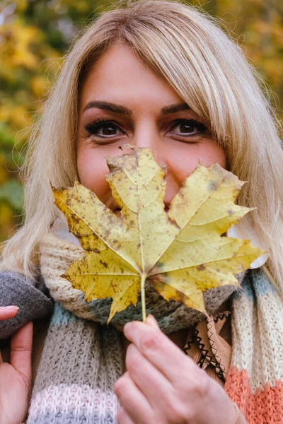 Vertical Shot Caucasian Female Posing Leaf Outdoors Day — Stock Photo, Image