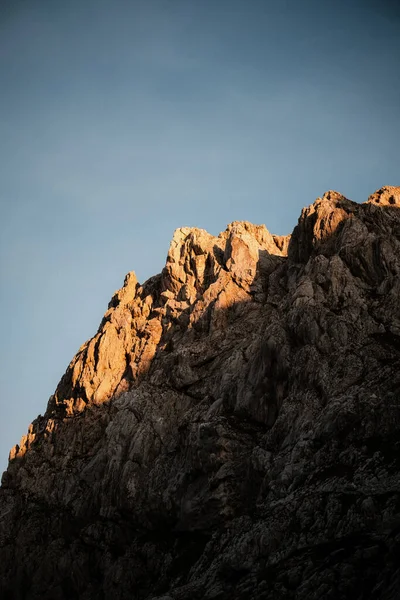 Gündüz Vakti Kayalık Bir Dağın Dikey Görüntüsü — Stok fotoğraf