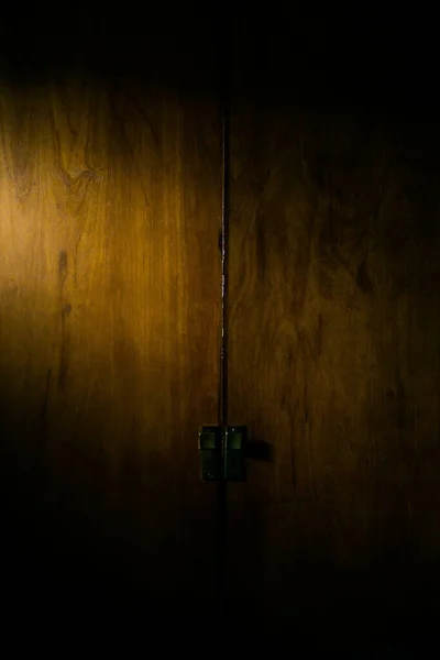 Sebuah Gambar Vertikal Dari Pintu Kayu Dalam Kegelapan — Stok Foto