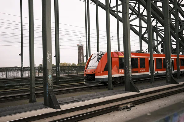Treno Moderno Azione Sul Fiume Catturato Dal Ponte Hohenzollern Colonia — Foto Stock