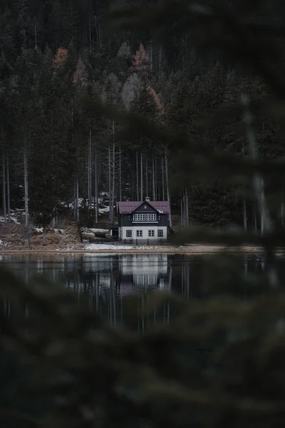 Sebuah Gambar Vertikal Dari Sebuah Rumah Tepi Danau Dan Hutan — Stok Foto