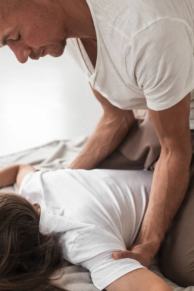Massagista Caucasiano Meia Idade Uma Mulher Fazendo Exercícios Massagem Japonesa — Fotografia de Stock