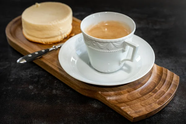 Высокоугольный Снимок Чашки Кофе Подаваемый Вкусным Сладким Десертом Деревянной Доске — стоковое фото