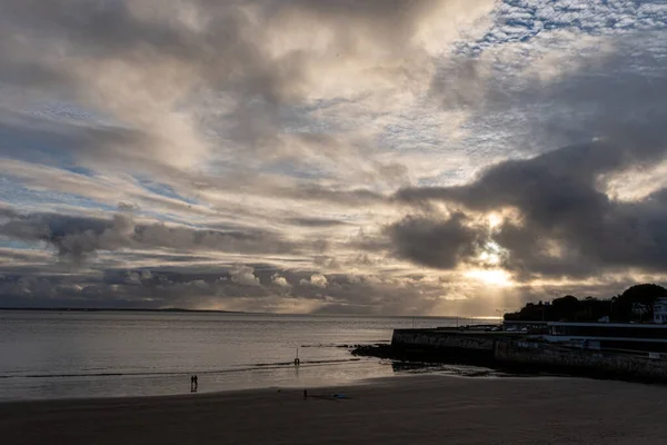 Een Rustige Zee Bij Gebouwen Bij Zonsopgang — Stockfoto