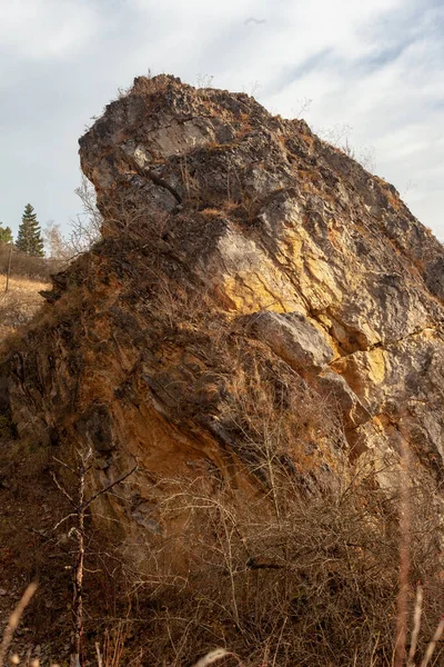 Величезний Камінь Полі Фоні Хмарного Неба — стокове фото