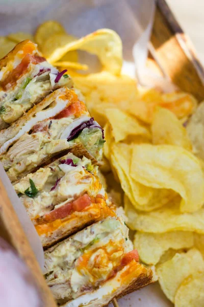 Selective Focus Shot Club Sandwiches Chips Beach Bar — стоковое фото