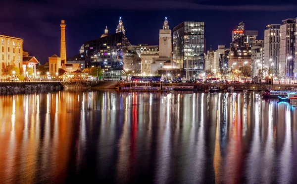 Liverpool Skyline Lights Reflecting Still Water — Fotografia de Stock