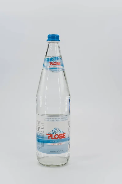 Inverigo Italia 2021 Botella Vidrio Agua Natural Sobre Fondo Blanco —  Fotos de Stock