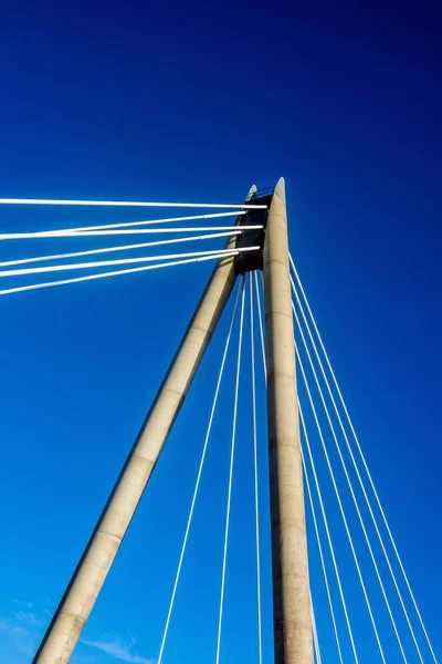 Pionowe Ujęcie Konstrukcji Nośnej Mostu Dla Mostu Marine Way Bridge — Zdjęcie stockowe