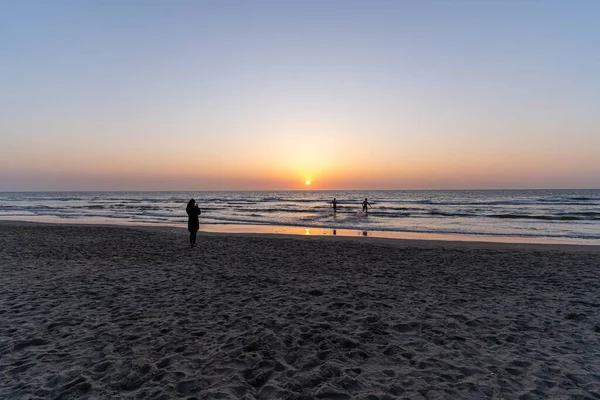 Uma Silhueta Pessoas Correndo Para Mar Pôr Sol — Fotografia de Stock