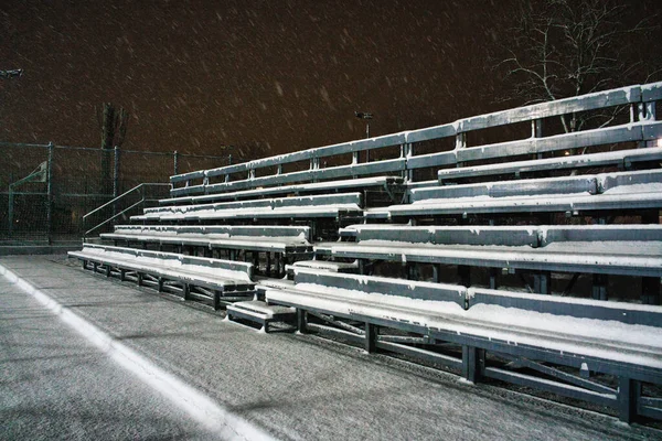 Assentos Estádio Futebol Cobertos Neve Após Queda Neve Noite — Fotografia de Stock