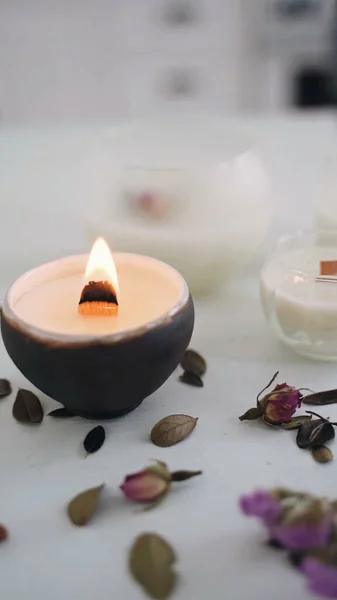 Homey Burning Candles Έννοια Για Άνεση Πνευματικότητα Και Διακόσμηση Σύμβολο — Φωτογραφία Αρχείου