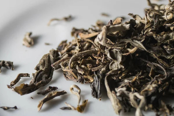 Листья Сушеного Чая Белой Поверхности — стоковое фото