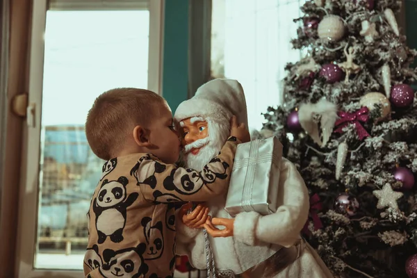 Очаровательный Малыш Рубашке Панды Целующий Игрушку Санта Клауса Возле Елки — стоковое фото